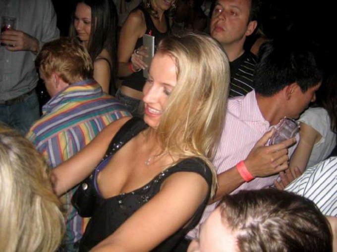 Пьяные давалки показывают сиськи в ночных клубах порно фото