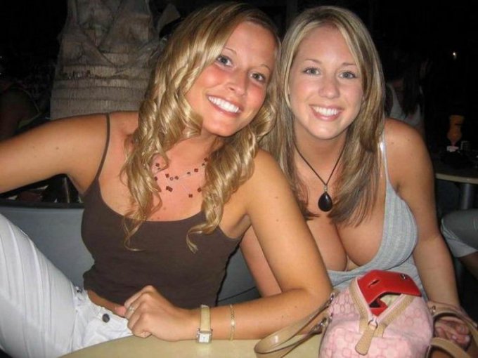 Пьяные давалки показывают сиськи в ночных клубах порно фото