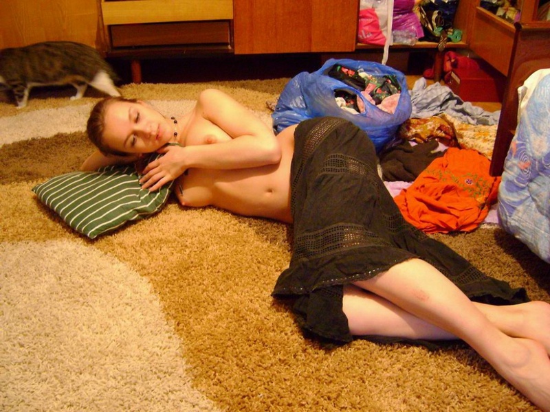 Худенькая студентка фотографирует голую грудь на диване порно фото