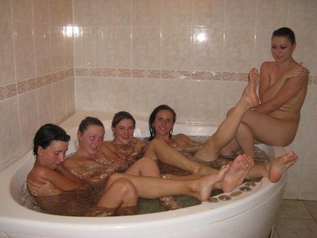 Компания девушек отдыхает в бане без одежды и купальников порно фото