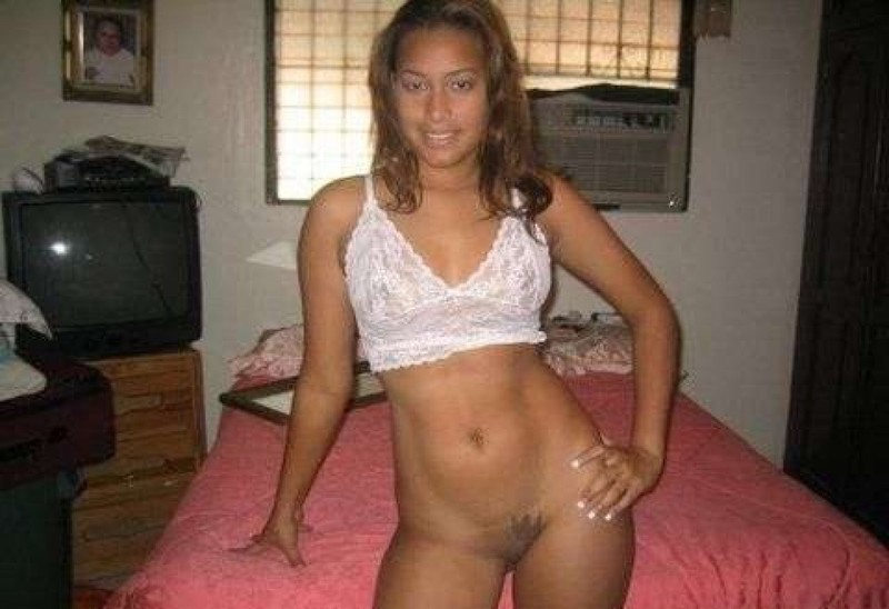 Латиноамериканская соска мастурбирует ножом лежа на постели порно фото