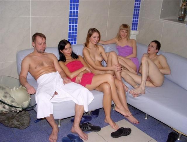 В бане чувак трахает симпатягу на глазах у других парней и девушек порно фото