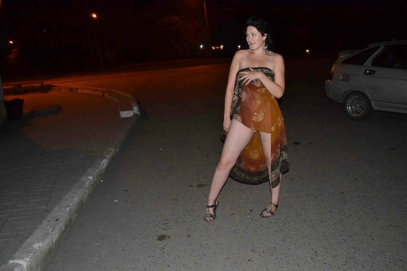 Голая брюнетка с натуральными сиськами раздвинула ноги посреди города порно фото