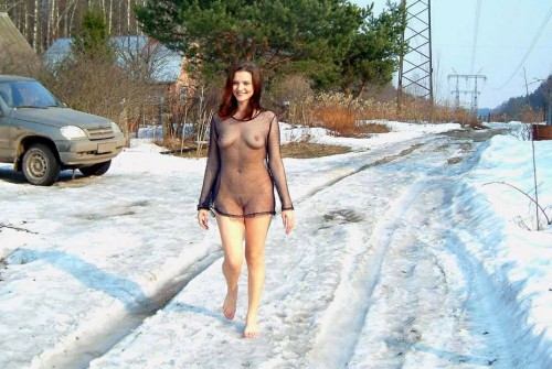 Сучки с пышными дойками вышли голышом на улицу зимой и показывают щелки порно фото