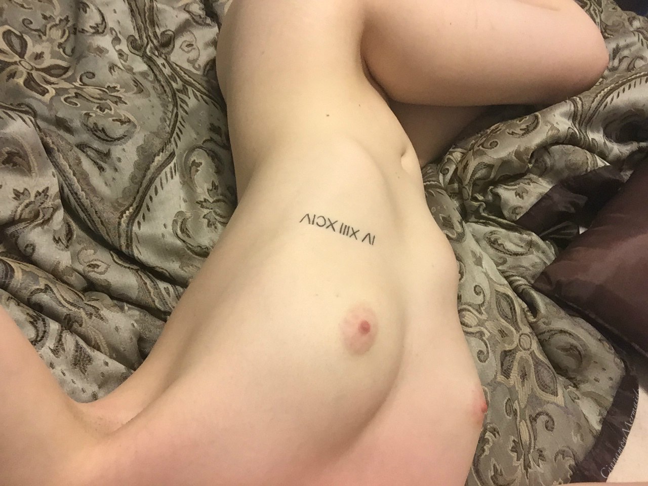 Стройные девушки в трусах хвастаются телами и грудью на кровати порно фото