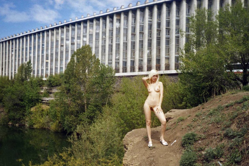 Голая блондинка из России гуляет на улице порно фото