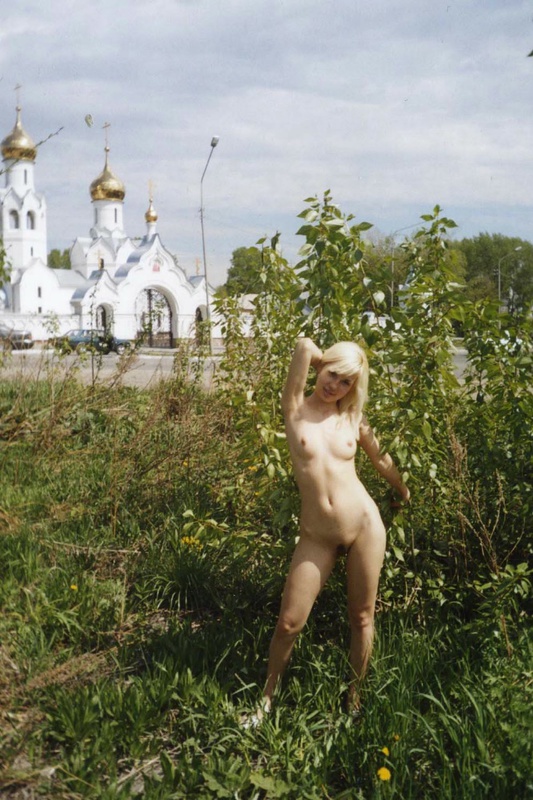 Голая блондинка из России гуляет на улице порно фото