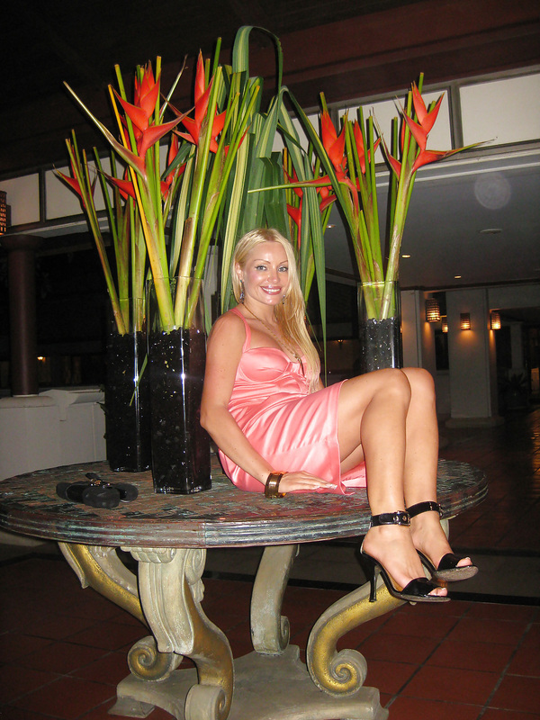Гламурная блондинка за 30 показывает буфера и киску в отеле порно фото